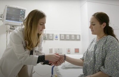 Кодирование Аквилонг в Североуральске Врач держит пациентку за руку