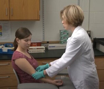 Лечение зависимости от аптечных препаратов в Североуральске Врач делает инъекцию пациентке