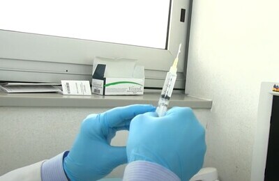 Проведение кодирования Вивитролом в Североуральске Шприц с Вивитролом в руках у врача